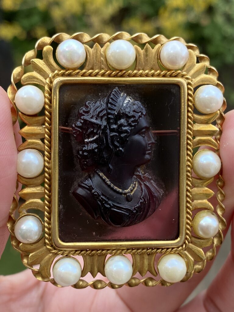 Broche camafeo vintage de ónice negro y oro de 14K con perlas, una pieza majestuosa de los años 60. Si necesitas ajustes o más detalles, dime y lo optimizamos aún más. 😊