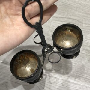 Elegante juego de copas de plata con baño dorado, diseño floral en relieve, 88g.