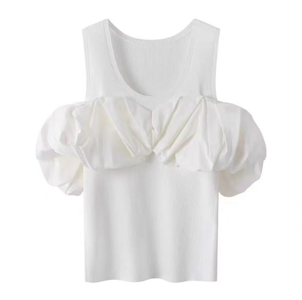 Blusa blanca con mangas abullonadas y detalles fruncidos, ideal para un look moderno y elegante.
