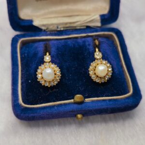 Un diseño clásico del siglo XIX: pendientes de oro 18K con perlas silvestres rodeadas de diamantes en talla rosa.
